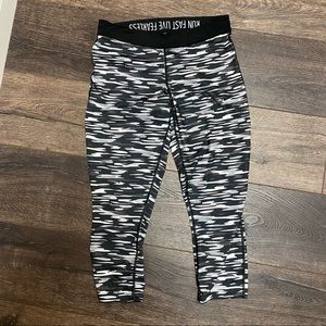 NIKE crop legging black white camo medium Dri Fit